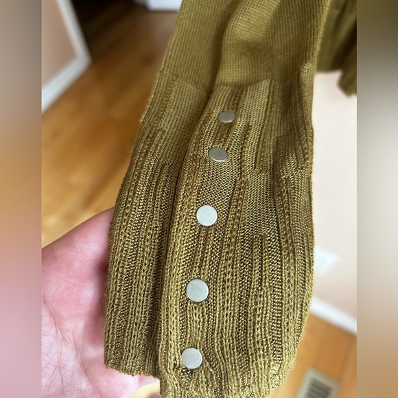 Beautiful never worn short golden green open cardigan with geometrical detail. - Picture 5 of 6